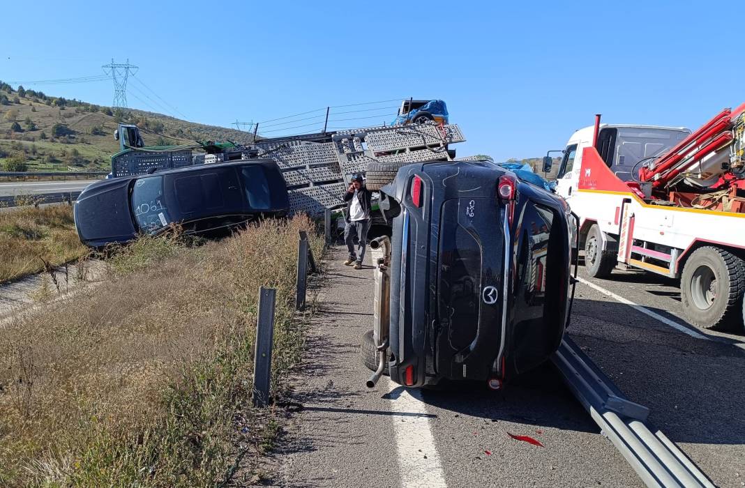 TIR devrildi, sıfır cipler bu hale geldi 4